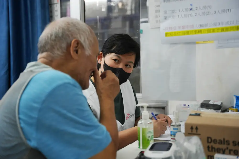 Personal de MSF brinda atención médica a una persona sin hogar