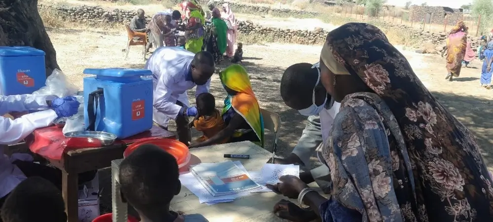 Un niño es vacunado por el equipo médico de MSF en la localidad de Rokero, en Darfur central, Sudán.