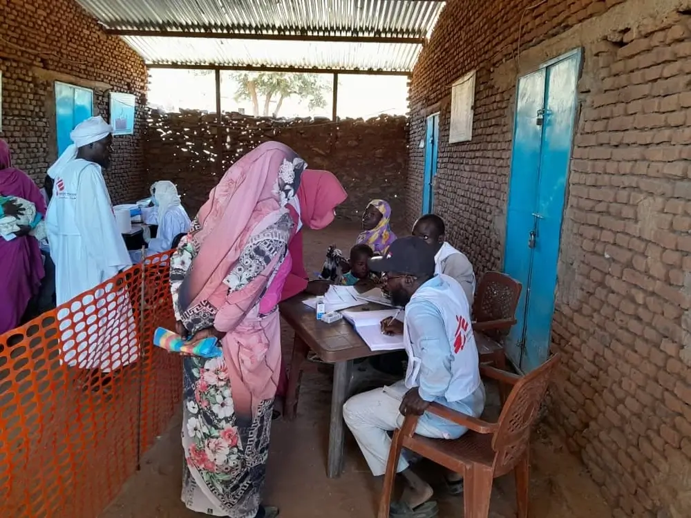 Las familias y los niños del punto de vacunación móvil de MSF en Rokero, Sudán, durantyeuna campaña de vacunación contra el sarampión.