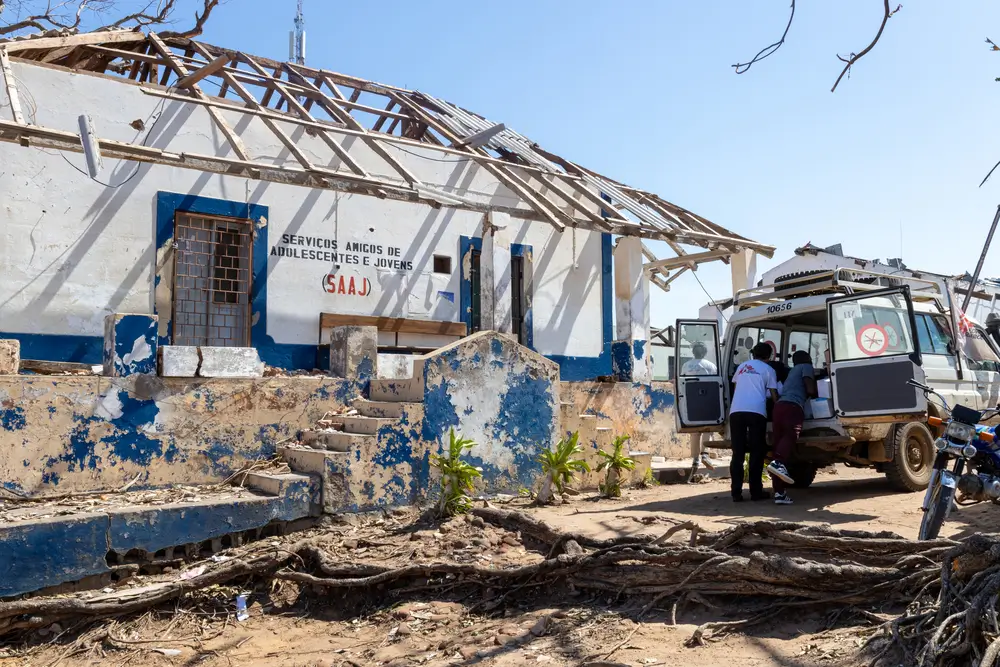Equipos de MSF donamos kits de emergencia y medicamentos al Ministerio de Salud de Mozambique en la provincia de Cabo Delgado tras el devastador impacto del ciclón Chido.