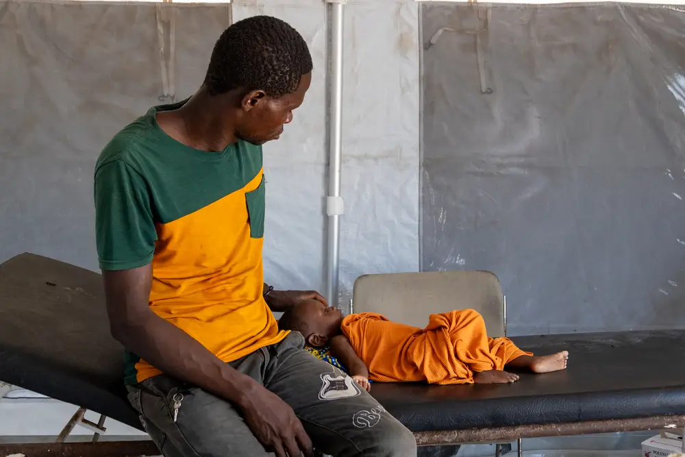 Bilahi Nriricho llegó al centro de salud de Natuco en busca de atención para su hijo. Debido a la destrucción de esta instalación, ahora reciben tratamiento en una tienda de campaña.