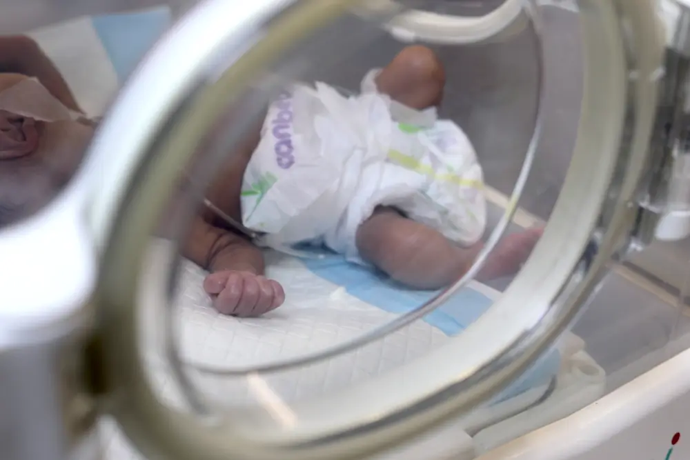 Bebé prematuro dentro de una encubadora en el Hospital Nasser. Palestina, Gaza.