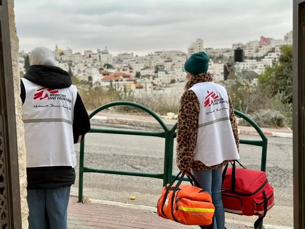 Personal de MSF de camino a la clínica móvil en el centro de Jaber, en el área de H2, Hebrón, Cisjordania, Palestina, el 27 de noviembre de 2024.