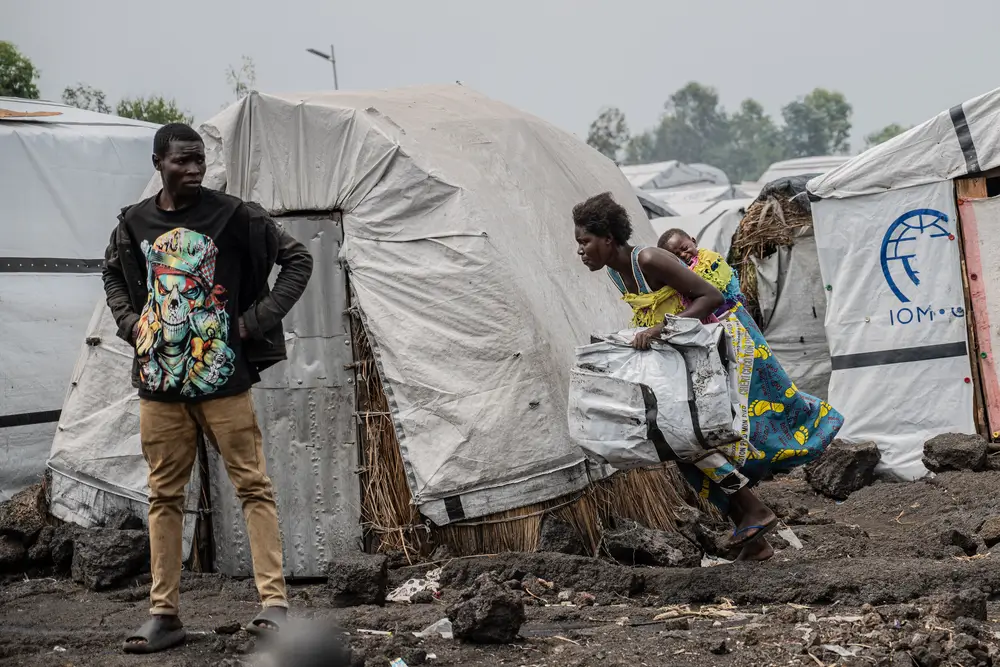 Las personas que viven en campamentos, como el de Nzulo, huyen hacia Goma, ya que los combates tienen lugar a varios kilómetros de distancia.