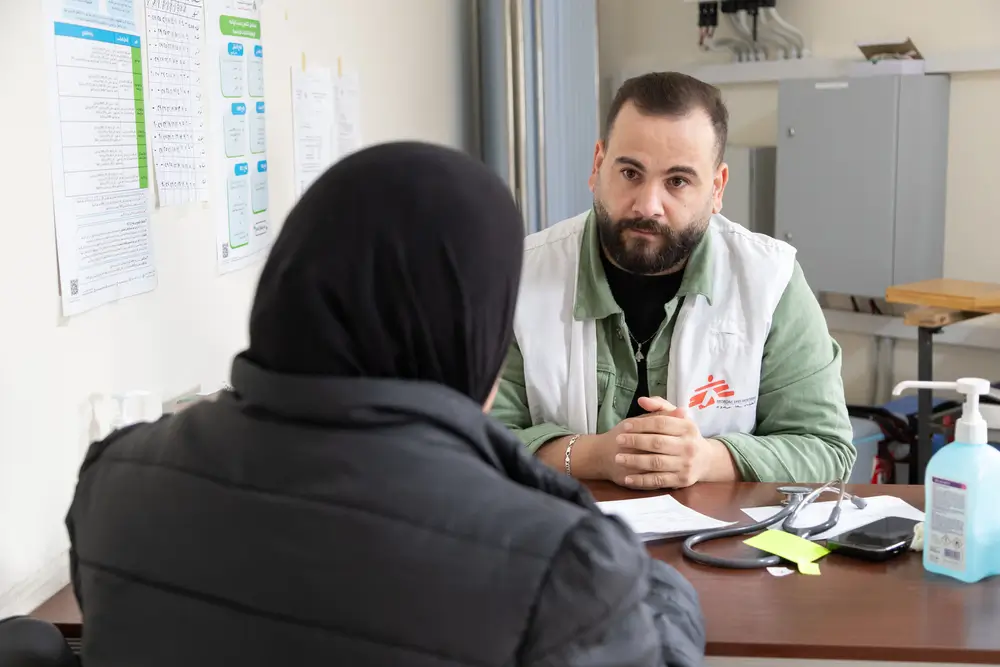 Personal Médico de MSF durante una consulta médica con un paciente en una cñlínica móvil en el sur de Líbano.