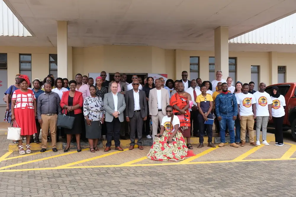 Foto panorámica del personalde MSF y elMinisterio de Salud fuera de la clínica deatención integral 'Somos amados'