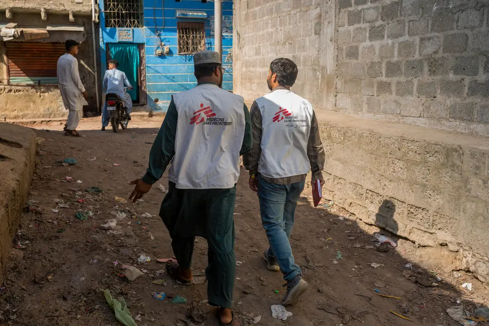 Miembros del equipo de MSF durante una actividad de extensión para encontrar y apoyar a pacientes con hepatitis C en un barrio de la Machar Colony, Karachi, Pakistán.