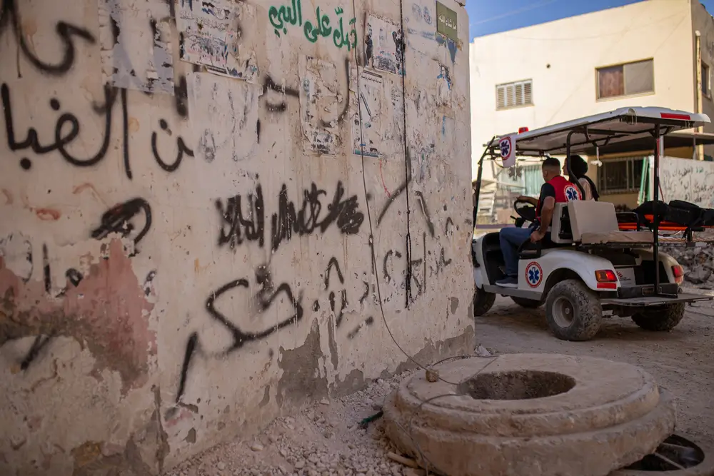 Todos los paramédicos voluntarios arriesgan su vida para brindar tratamiento vital a las personas que viven en el campamento. Palestina, septiembre de 2024.