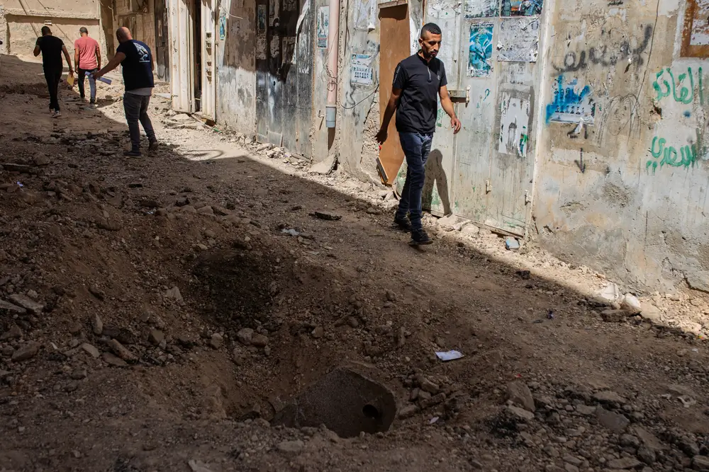 Muchas casas del campo de refugiados de Jenin están marcadas por agujeros de bala. Los residentes hablan de ocupaciones recurrentes de casas por parte de soldados israelíes. La Corte Internacional de Justicia ha calificado estos hechos como segregación racial y apartheid. © Alexandre Marcou/MSF