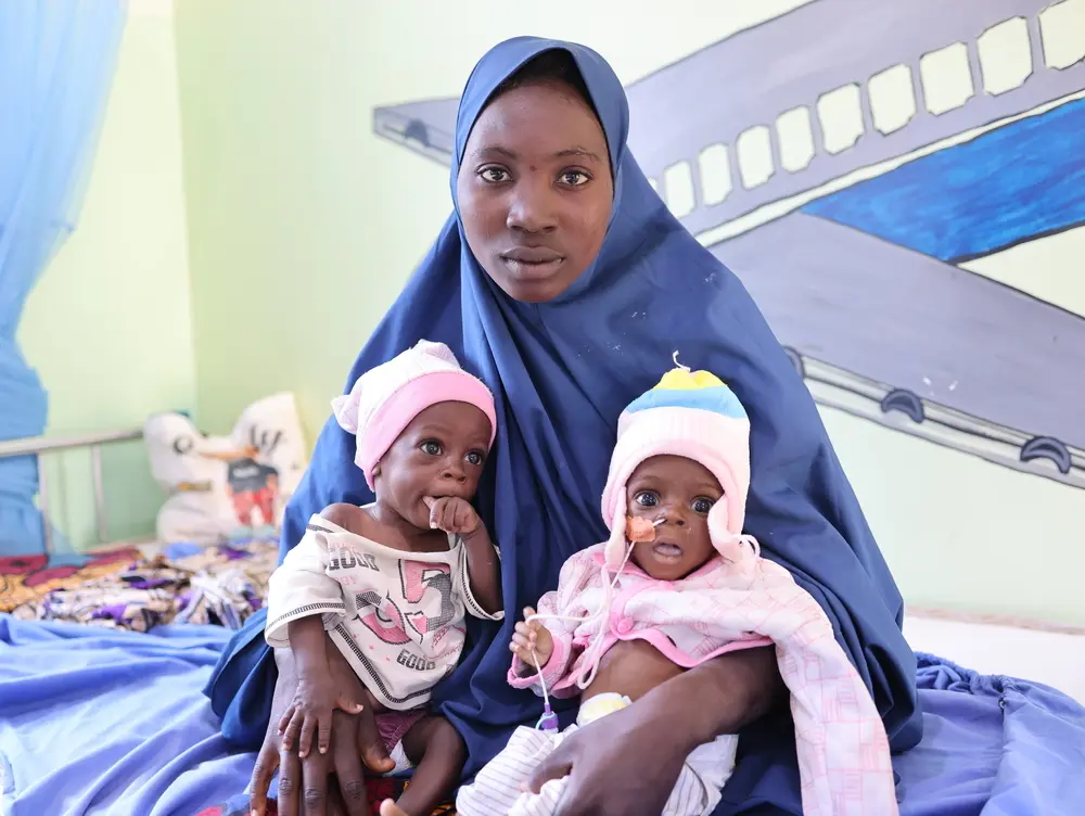 Zuwaira Mohammed y sus bebés que sufren desnutrición en Nigeria y fueron atendidos por MSF.