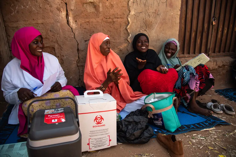 Los vacunadores de MSF están instalados en la comunidad listos para vacunar a los niños con la vacuna penta-5 durante la prueba piloto de la campaña de vacunación masiva en Sokoto.