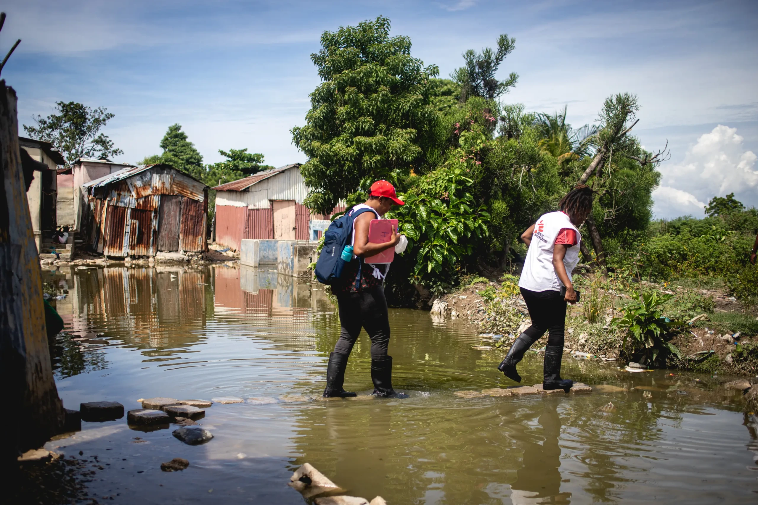 Integrantes de MSF en Brooklyn,un vecindario en Cité Soleil, Puerto Príncipe. Es una de las áreas más vulnerables de Haití.