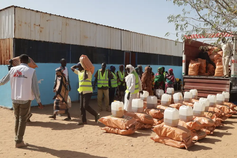 El personal distribuye ayuda humanitaria (alimentos) en un centro de MSF para el tratamiento de la desnutrición en Darfur del Sur.
