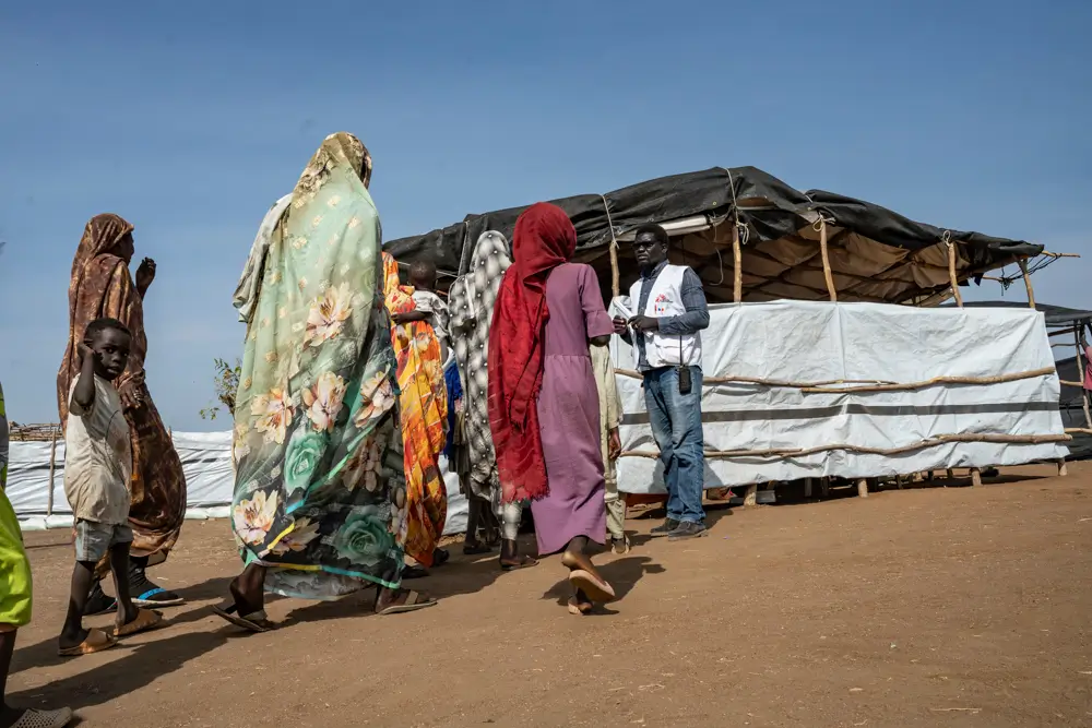 Un grupo de mujeres ingresa ordenadamente al área de selección tras la apertura de la clínica. Después de que miles de personas llegaran al condado de Renk, en Sudán del Sur, huyendo del conflicto en Sudán, MSF ha comenzado a operar clínicas móviles en Girbanat y Atam.