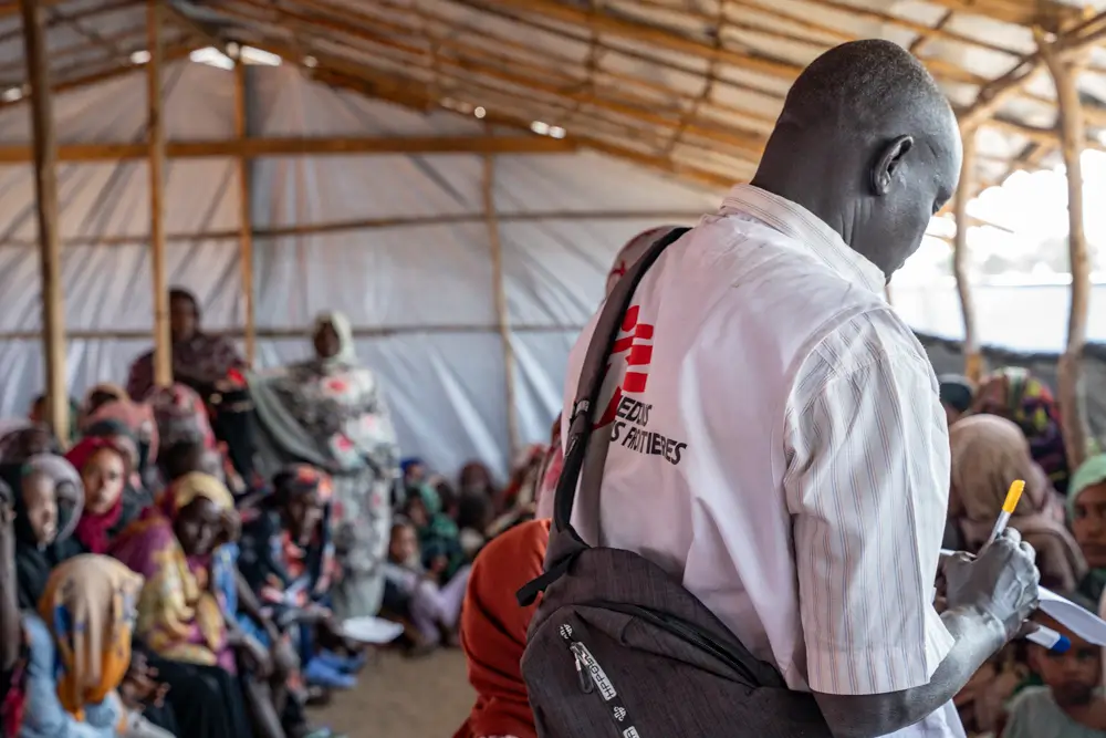 Uno de los médicos de MSF identifica casos graves y urgentes para priorizar su consulta médica en la clínica móvil de Girbanat en el condado de Renk, en Sudán del Sur.