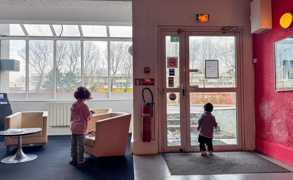 Dos niños de Irán que llegaron con su mamá a Calais y son atendidos por el equipo de MSF.© Mohammad Ghannam/MSF