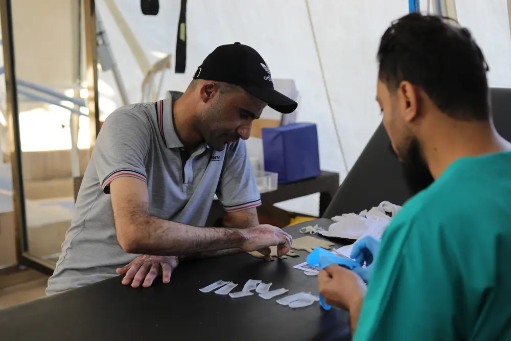 Un paciente con quemaduras realiza una actividad de rehabilitación en el departamento de fisioterapia del hospital Nasser de Jan Yunis, en la Franja de Gaza. © Nour Alsaqqa/MSF