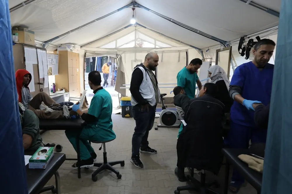 Abed Elhameed Qaradaya haciendo el seguimiento con pacientes y personal en departamento de fisioterapia en el Hospital Nasser en Gaza.©Nour Alsaqqa/MSF