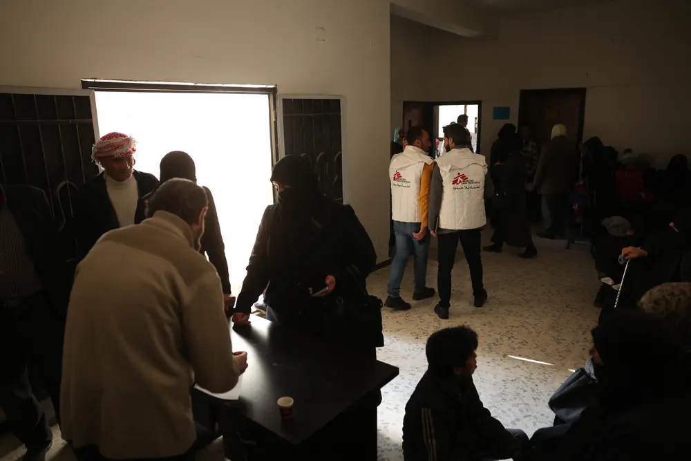 Numerosos pacientes haciendo fila para recibir atención médica en la clínica móvil de MSF en Guta Oriental, Siria.