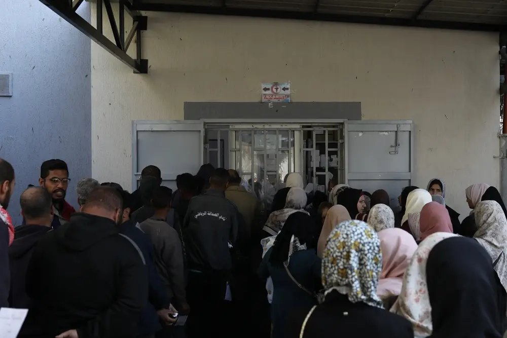 Pacientes esperando una consulta médica en Sheikh Radwan, un centro médico apoyado por MSF en ciudad de Gaza. © Nour Alsaqqa/MSF