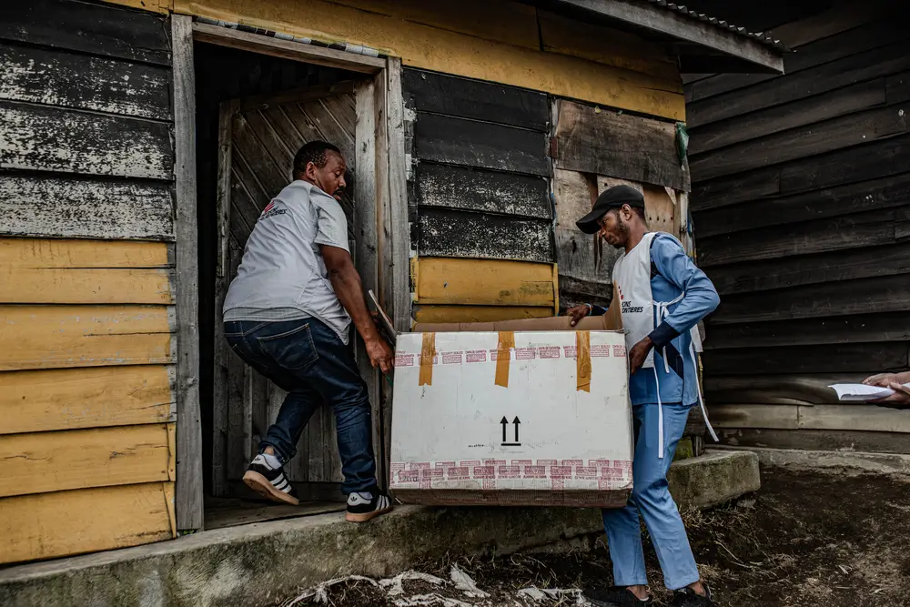 Los equipos de MSF trasladan suministros para apoyar la respuesta de emergencia. República Democrática del Congo, 12 de febrero de 2025.