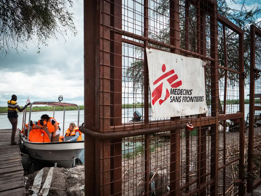 El hospital de MSF en Old Fangak está junto a un muelle de amarre en el río Zeraf, útil para poner en marcha clínicas de vacunación móviles y trasladar pacientes a través de las vías de inundación cada vez más grandes
