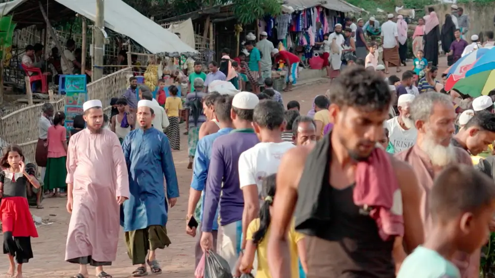 En los campamentos de Cox's Bazar, Bangladesh, la mitad del millón de refugiados rohinyá que se estima son niños. Esta nueva generación crece en un contexto de miedo y desesperación generalizados, detenidos en el tiempo.