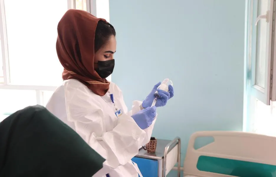 Farida, enfermera de MSF, extrae el contenido de un vial para inyectar a un paciente en la sala de aislamiento de sarampión del Hospital Regional de Mazar-i-Sharif, Afganistán.