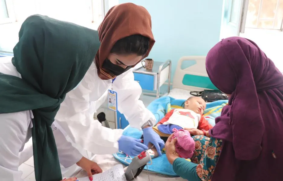 Farida, enfermera de MSF, comprueba las constantes vitales de Ali Ramin, de 10 meses, en la sala de aislamiento de sarampión del Hospital Regional de Mazar-i-Sharif, en la provincia de Balkh.