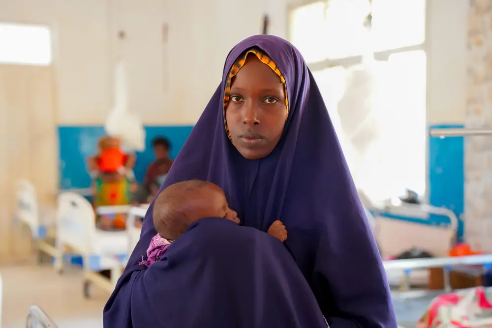 Tras dos horas de caminata desde el campamento de desplazados, Amina llevó a su hija para que recibiera tratamiento urgente por desnutrición.