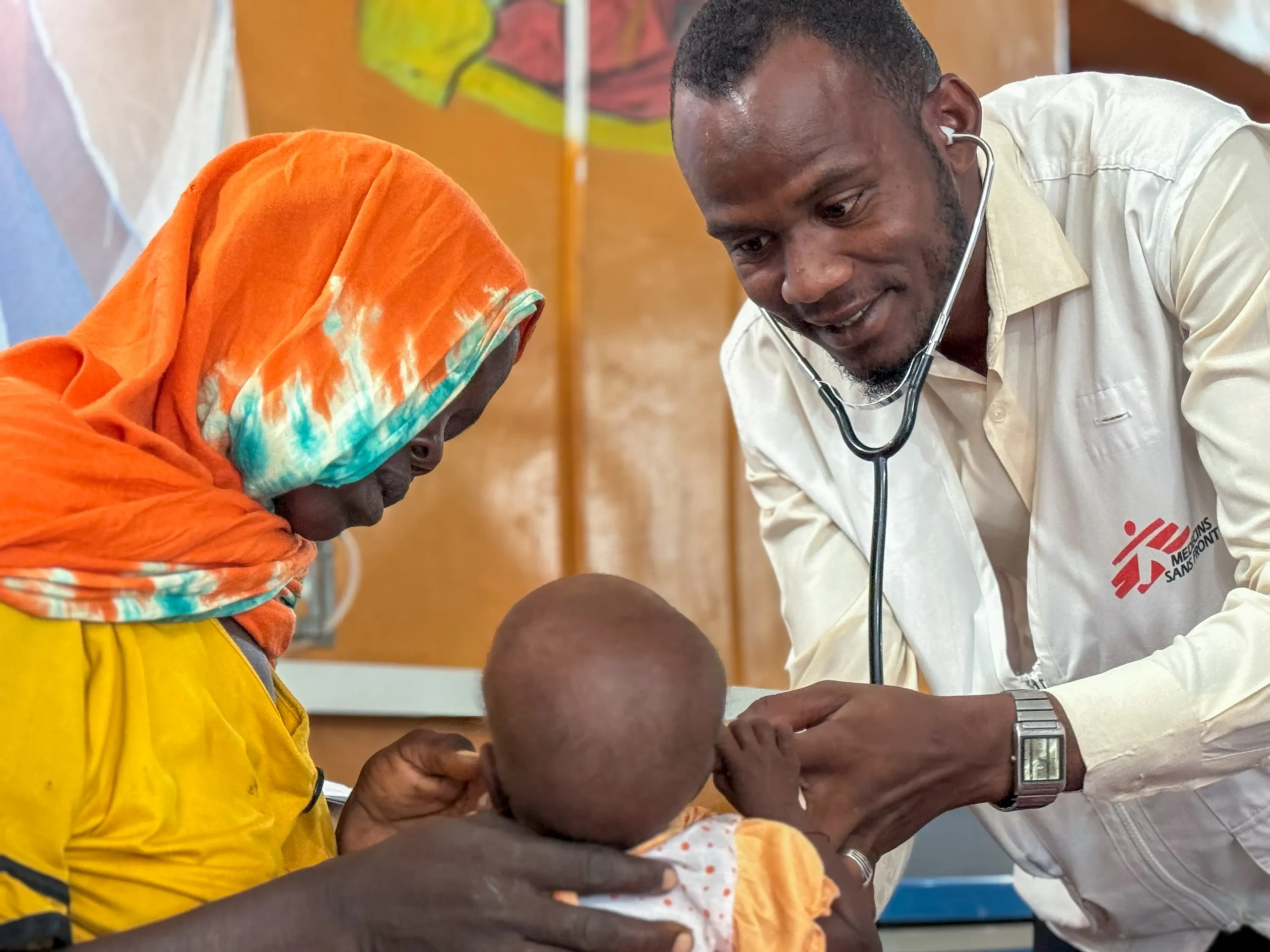 Personal de MSF brinda atención a la población afectada por los dos años de guerra en Sudán.