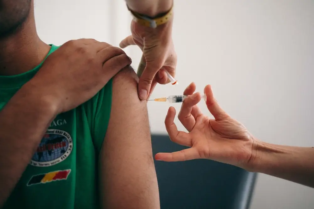 Administración de una dosis de vacuna contra el sarampión a un paciente.