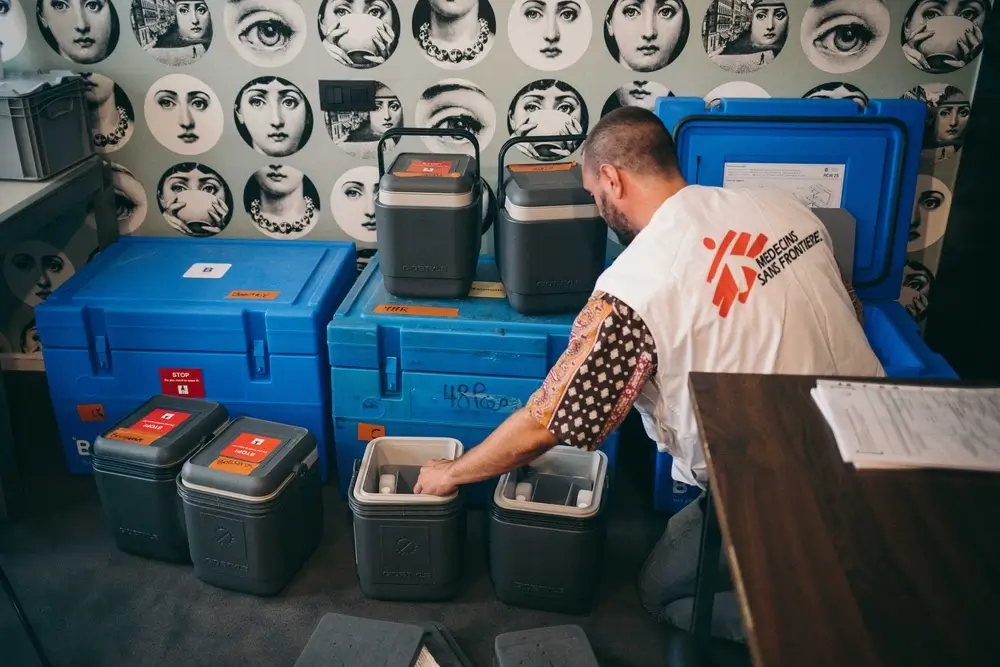 Personal de MSF prepara las dosis de la vacuna ontra el sarampión en Bruselas. Junio de 2023.