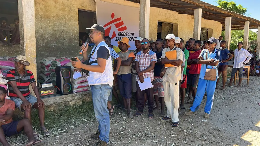 Personal de MSF durante la distribución de kits de higiene y artículos de primera necesidad. Madagascar 2025.
