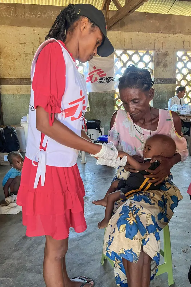 MSF instaló una clínica móvil en las comunas rurales de Belalanda y Behompy para apoyar y brindar atención a la población afectada.