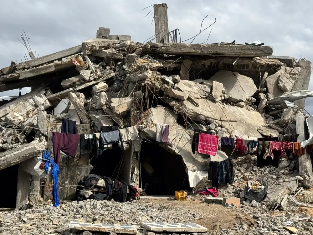 Una familia palestina construyó un lugar sobre los escombros de su casa destruida para vivir en la ciudad de Beit Lahia, al norte de la Franja de Gaza.