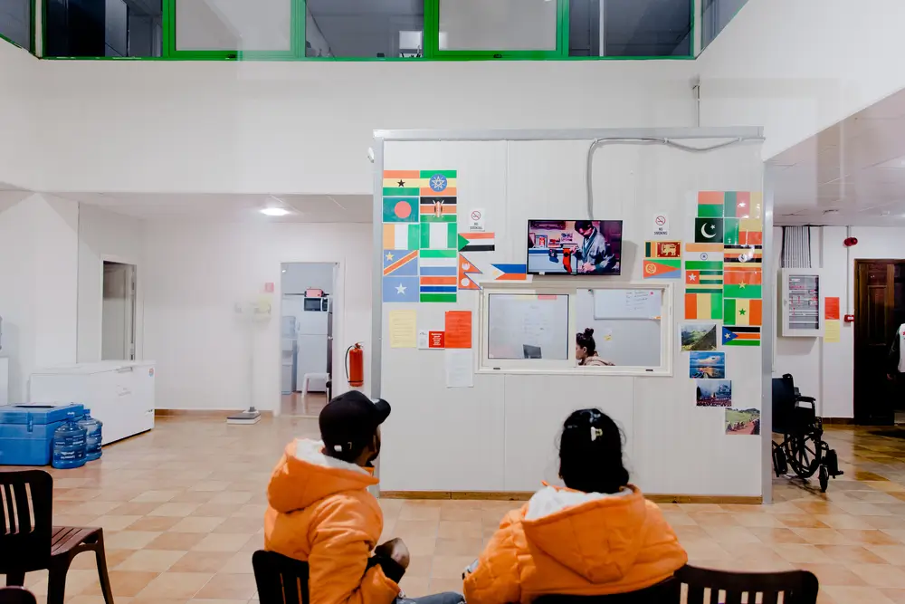 Joygom y Sujon, dos pacientes, en la sala de espera de la clínica de MSF en Bourj Hammoud. Líbano, marzo de 2025.