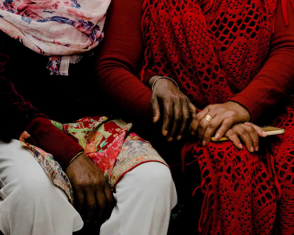 Ahmet* y Nasima* en su casa en Mar Elias, Beirut. Ambas migraron de Bangladesh a Líbano para ganarse la vida.