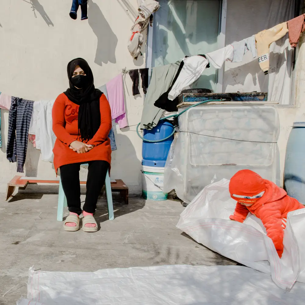 Ahmet* vive con su hijo de 2 años en un pequeño departamento en la azotea de Mar Elias, Beirut, junto con otros siete migrantes. Viajó de Bangladesh al Líbano hace ocho años.