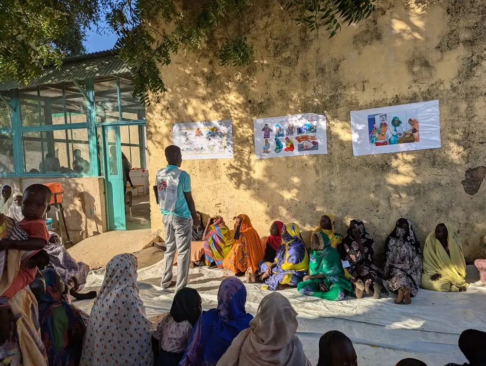 El equipo de promoción de la salud de MSF habla con mujeres embarazadas en la sala de espera del hospital de Murnei, en Darfur Occidental. Sudán, enero de 2025.