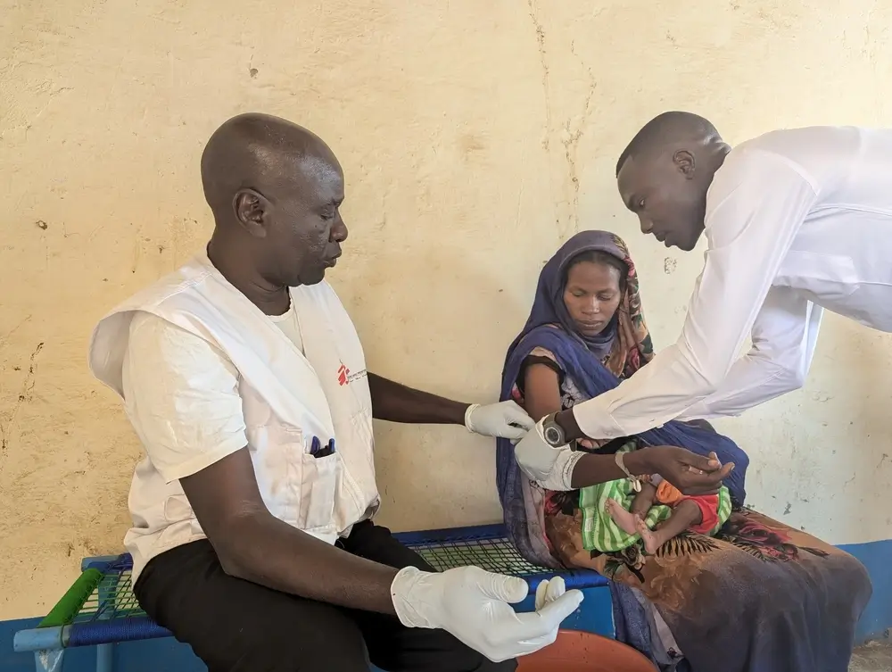 Sameera Abkir, de 25 años, es examinada por médicos de MSF en la clínica móvil Romalia, en Darfur Occidental. Desarrolló una infección en el brazo debido a una inyección mal administrada tras un parto en casa. Enero de 2025.