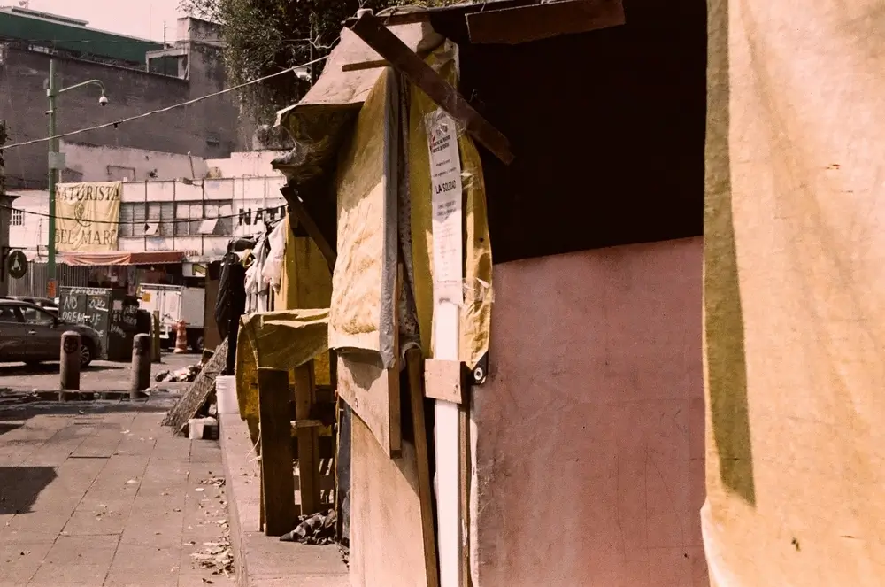 Vista de la Plaza de la Soledad, donde migrantes de diferentes partes del mundo han construido un refugio temporal.