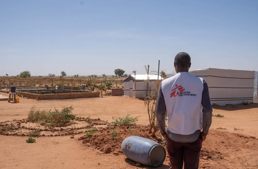 Un miembre de MSF observa la planta de tratamiento de lodos fecales. Chad.