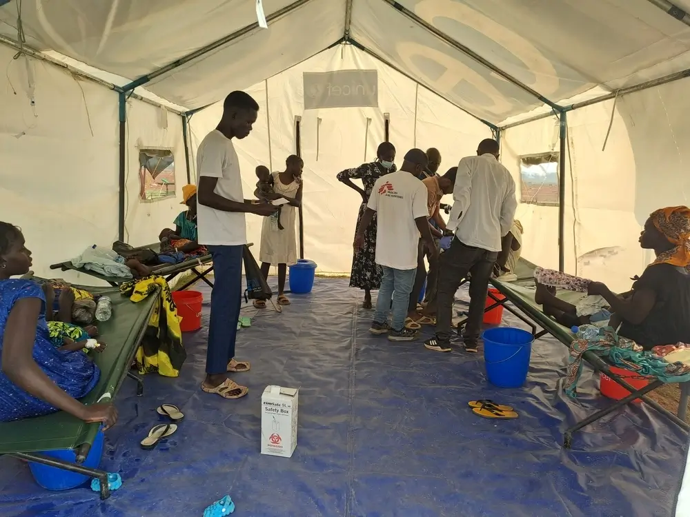 El equipo médico de MSF proporciona tratamiento vital en el Centro de Tratamiento del Cólera (CTC).