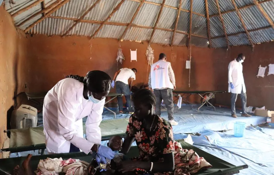 Una trabajadora examina a un pequeño paciente de cólera en la unidad de tratamiento de cólera de MSF en Burebeiye, en la región de Gambella, Etiopía