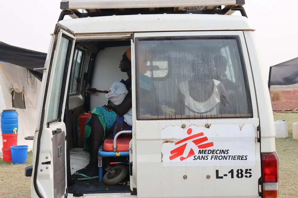 Violencia, cólera y desplazamiento: Una región atrapada en la crisisMadres con hijos en estado crítico a causa del cólera están siendo derivadas para recibir atención médica adicional en Mattar, región de Gambella, Etiopía.