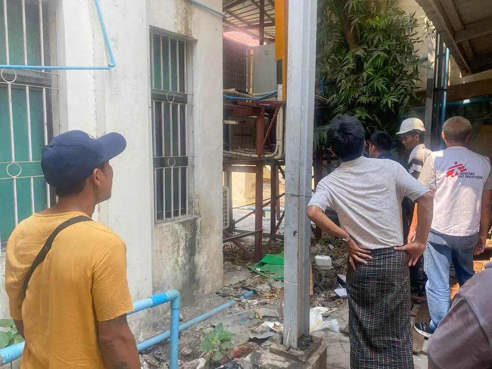 Terremoto en Myanmar. Ingenieros del Grupo Aung Zayar y personal del Hospital General Mandalay trabajan en conjunto para solucionar problemas mecánicos y de tuberías.