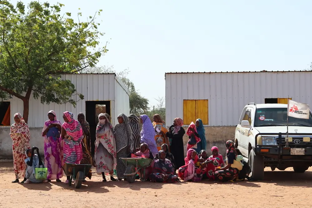 Mujeres esperando recibir canastas de alimentos distribuidas por MSF en Nyala, Darfur Sur, Sudán.