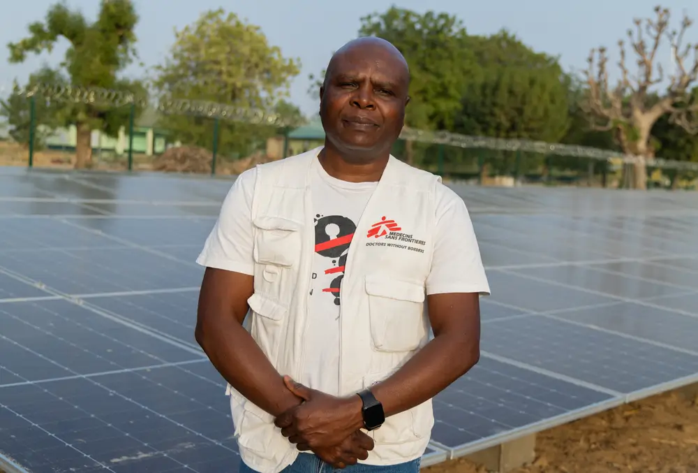 Convertir los hospitales de Nigeria apoyados por MSF a energía solar es la pasión del responsable de energía, Israel Mushore.