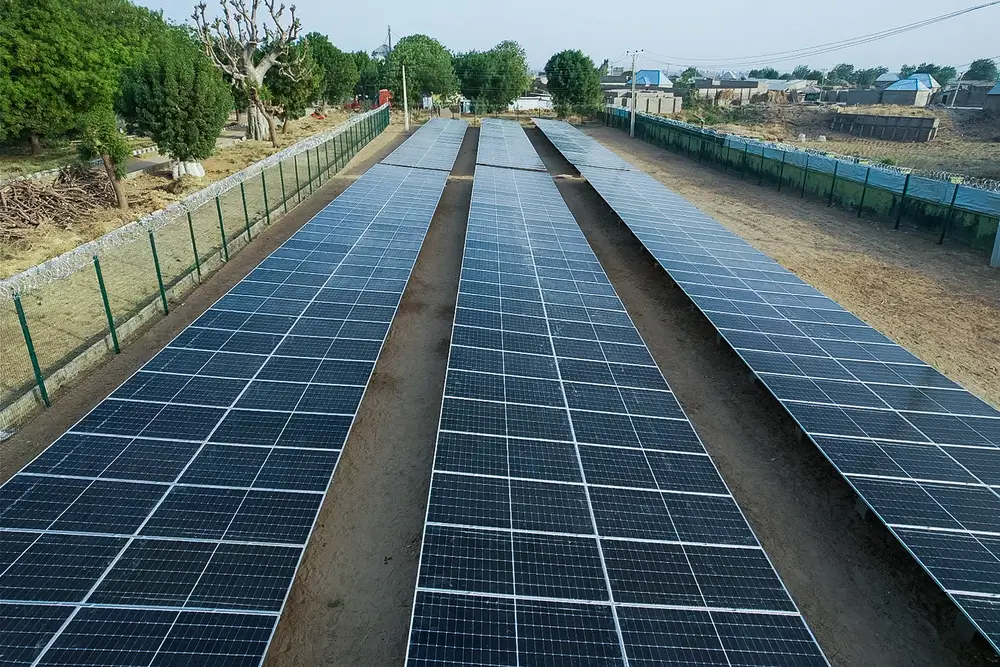 vista de los paneles solares instalados en el Hospital General Zurmi en el estado de Zamfara, en el noroeste de Nigeria.